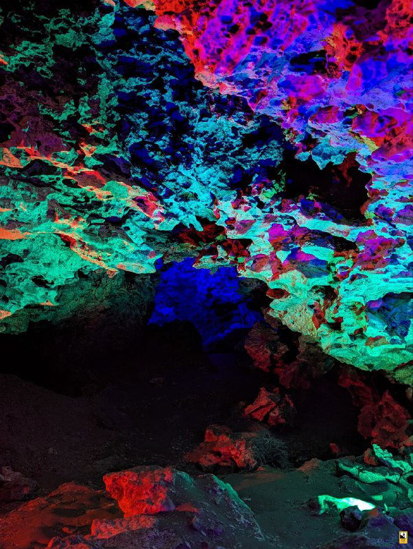 Красочная подсветка боковых сводов и потолка пещеры: синий, зелёный и красный цвета создают художественный эффект и подчёркивают формы льда и камня в Кунгурской пещере.
