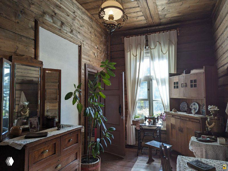 Комната учительницы в усадебном музее: письменный стол, комод, зеркало, занавеси и предметы быта, воссоздающие домашнюю обстановку конца XIX — начала XX века.