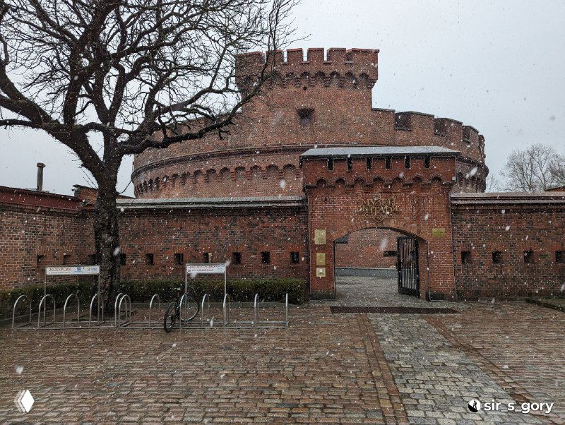 Вид на историческую Красную Башню Дона в Калининградской области при пасмурной погоде, вход в музей янтаря.