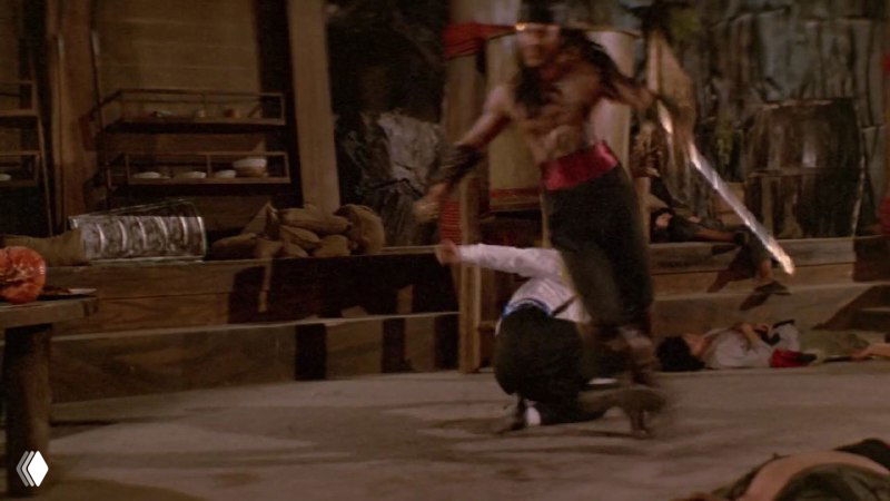 Кадр боя с участием Джеки Чана и пиратов на сцене с предметами для импровизированных трюков — пример фирменного сочетания юмора и экшена.