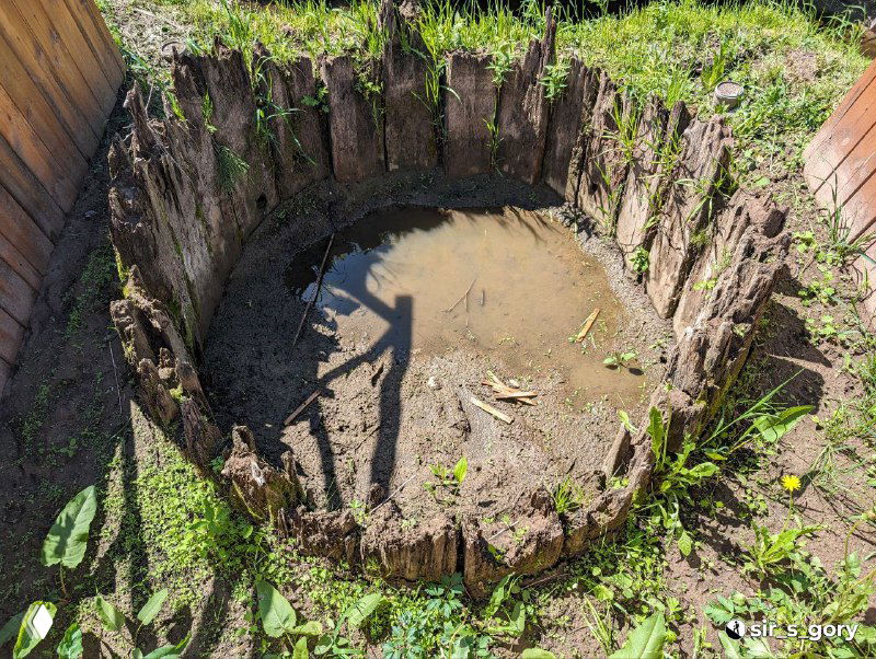 Круглый выкопанный котлован в земле с деревянной обшивкой — видимый участок старого соляного колодца на экспозиции под открытым небом.