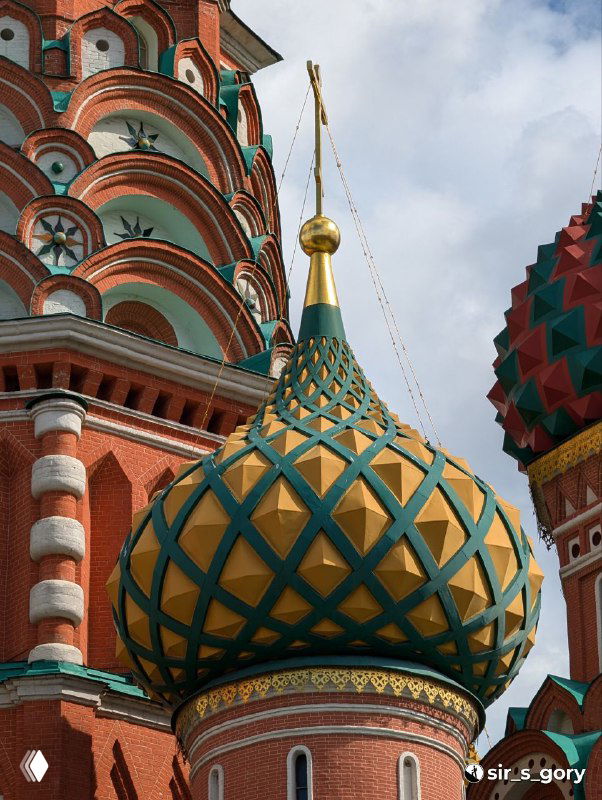 Очень крупный план одного купола с ромбовидным узором и позолоченным навершием, деталь архитектурной отделки храма.