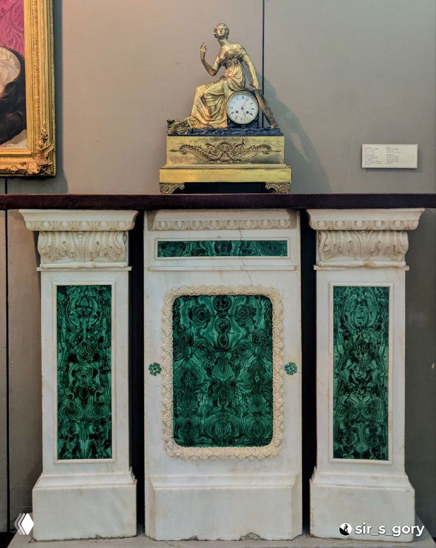 Малахитовый камин и настольные часы на пьедестале — интерьерный экспонат из собрания Демидовых в краеведческой части музея.