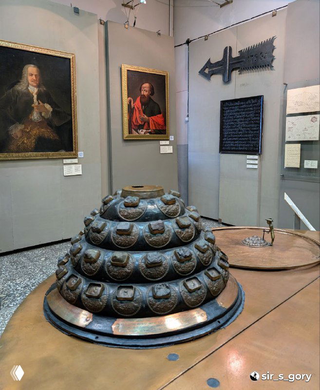 Рудная пирамида с образцами руд и промышленные экспонаты, демонстрирующие горнозаводскую историю Нижнего Тагила.