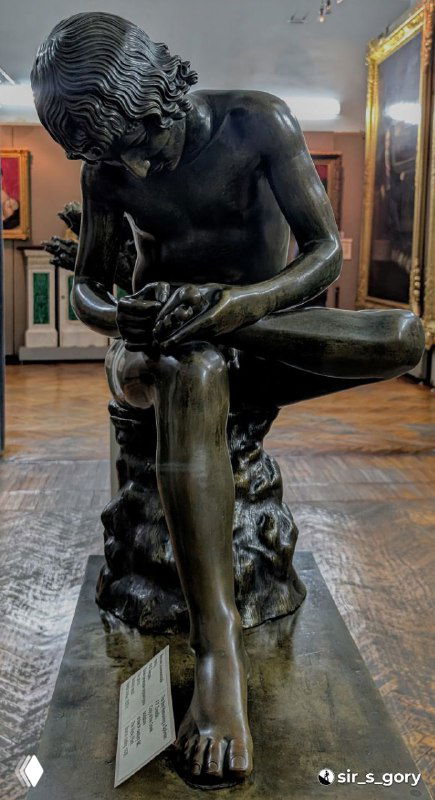 Бронзовая скульптура мальчика, вынимающего занозу — русская интерпретация античной темы, представленная в коллекции музея.