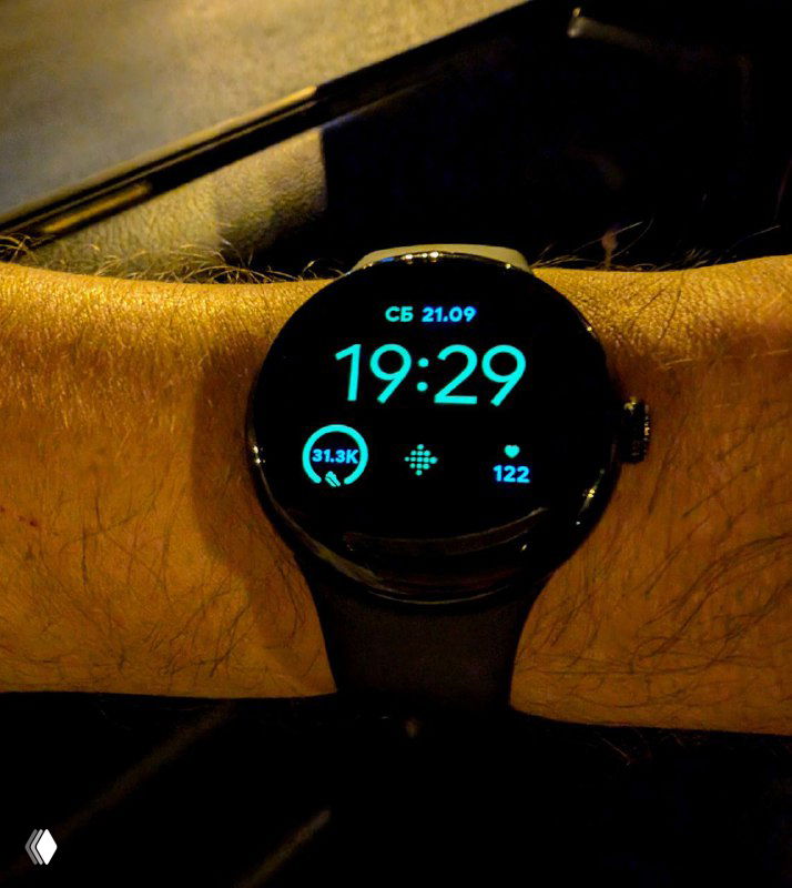 Фотография смарт‑часов на запястье в тёмное время суток: на дисплее видно время, индикатор шагов и пульсация, контекст прогулки по Садовому кольцу.