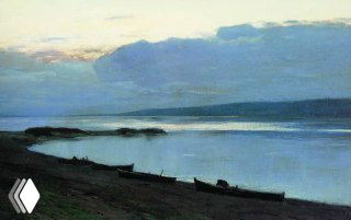 Панорама Волги у берега — ИИ-интерпретация «На Волге», приглушённые синие и серые тона, спокойная вода и ровный горизонт в холодном свете.