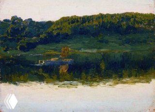 Речная гладь и отражения леса, ИИ-стилизация по Левитану, летняя зелень и зеркальная поверхность воды на фоне низкого берега в Плёсе.