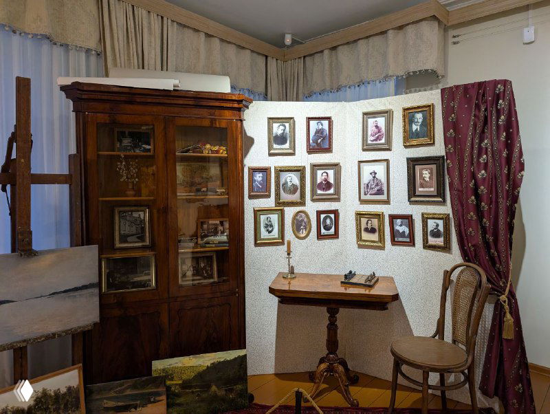 Интерьер местного музея: витрины, старинная мебель, фотографии и экспонаты, оформленные в традиционном стиле краеведческой экспозиции.