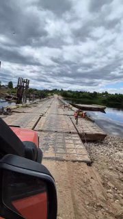 Понтонный мост через реку Онега в деревне Афанасовская: деревянные плиты и проезд к Плесецкому сектору нацпарка