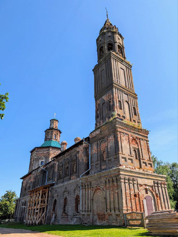 Общий ракурс поражающего своими пропорциями барочного фасада церкви в селе Воскресенская Слободка, вид снизу на всю постройку.