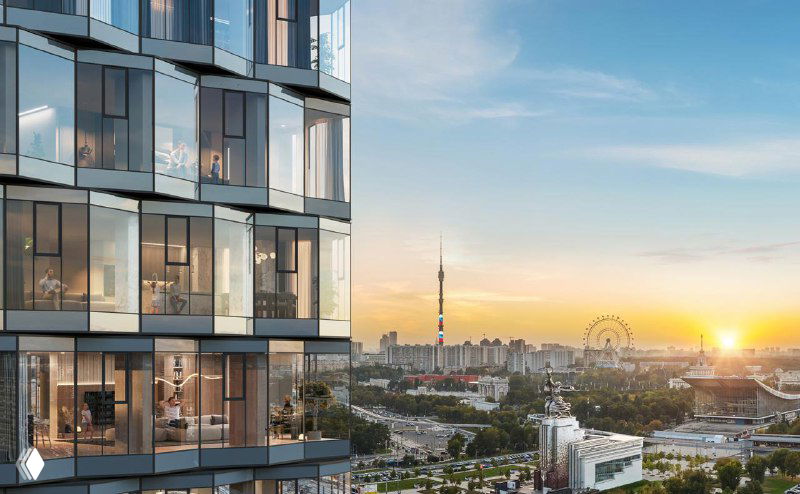 Вид из квартиры/балкона ЖК MИRA в сторону ВДНХ и Останкинской телебашни на закате; панорамный ракурс с акцентом на обзор и ориентиры района.