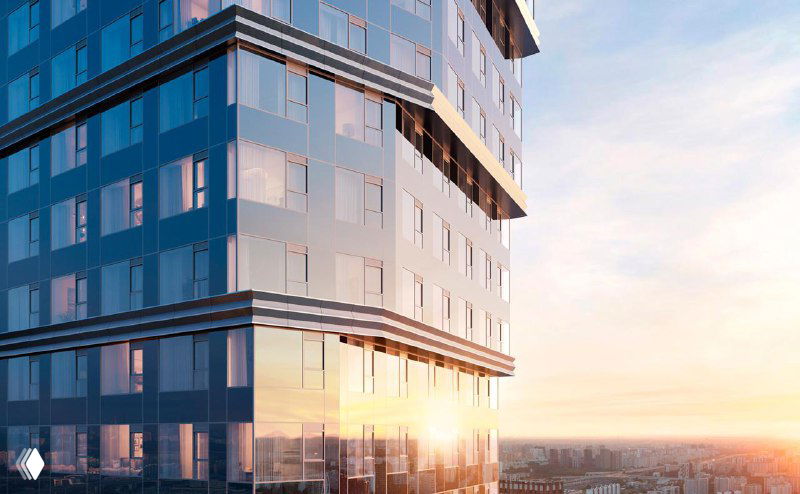 Крупный план фасада ЖК СВЕТ на закате: отражение в остеклении, детали организации нижних этажей и современные архитектурные решения