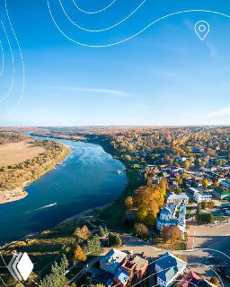 Аэрофотоснимок изгиба реки, окрестных полей и купола храма на берегу — панорамный вид на Тарусу и её прибрежную зону.