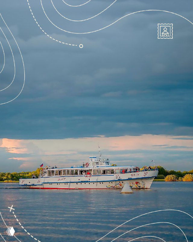 Прогулочный теплоход на широкой реке под драматичным небом: пассажиры на палубе, спокойная вода и отражение облаков — пейзаж реки в окрестностях маршрута.