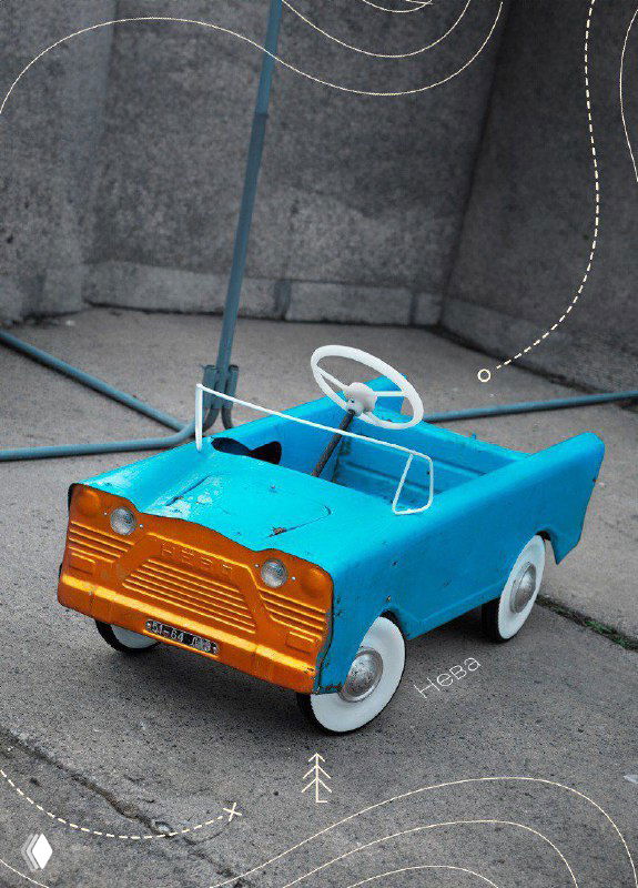 Бирюзовая педальная машина с оранжевой передней панелью, вид с трёхчетвертей на асфальтовом фоне; подчёркнут дизайн советской игрушки.