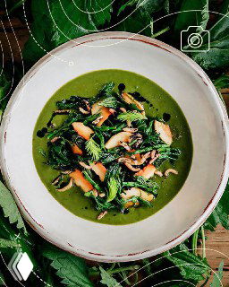 Глубокая миска с густым зелёным супом из крапивы, украшенным грибами и зеленью; традиционное блюдо фестиваля из «огненного листа».
