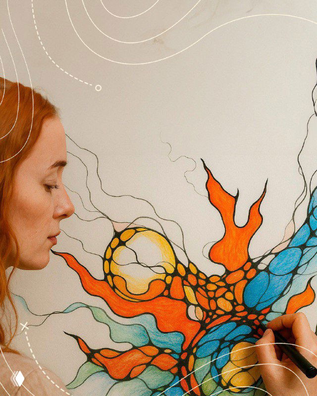 Женщина рисует на холсте абстрактный яркий рисунок: процесс арт‑терапии, аккуратные линии и цветовые пятна в мастерской или на пленэре.