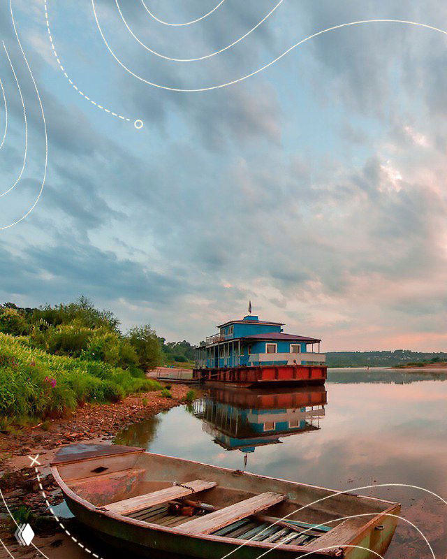 Тихая речная сцена с причалом и лодками, спокойная вода и домик у берега — атмосфера провинциальной русской природы возле Тарусы.
