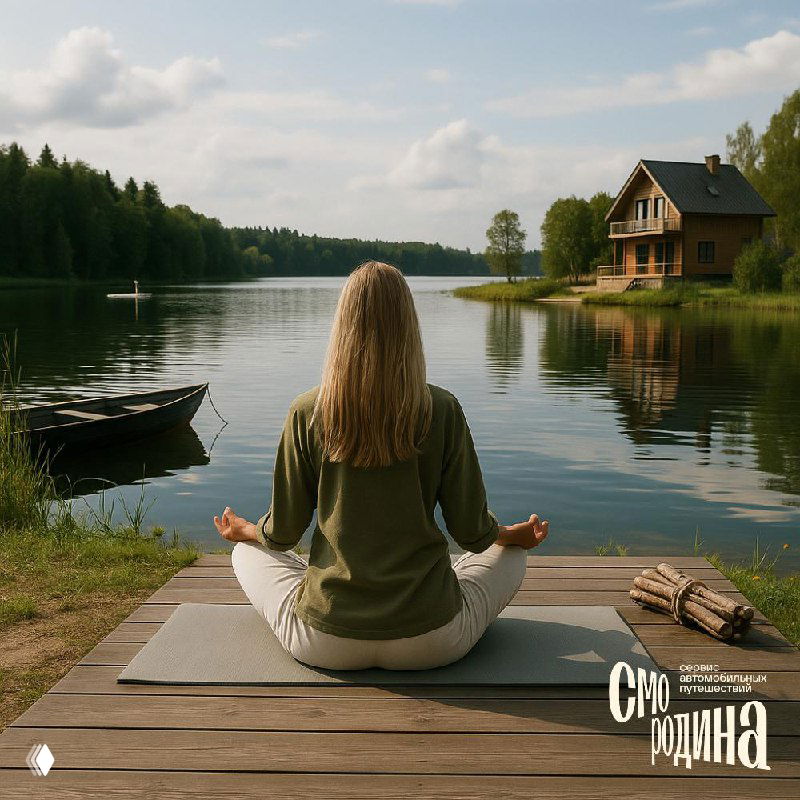 Женщина медитирует на деревянном причале у тихого озера, рядом лодка и усадьба; кадр передаёт атмосферу ретрита и покоя.