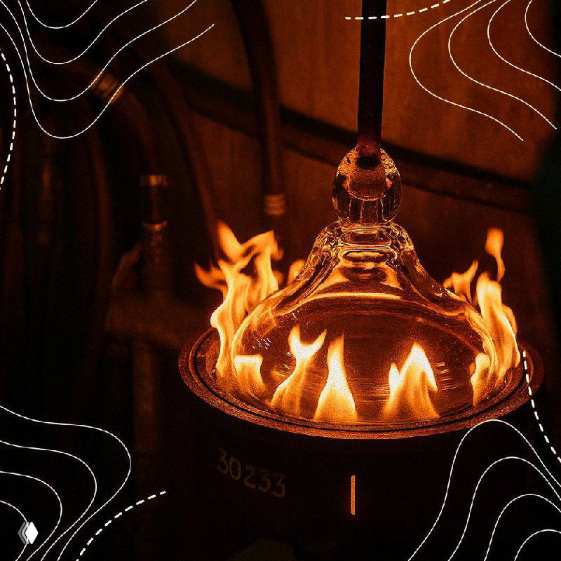 Процесс горящего горна и стекловаренной печи во время выдувания хрусталя — горячая мастерская ремесленников.