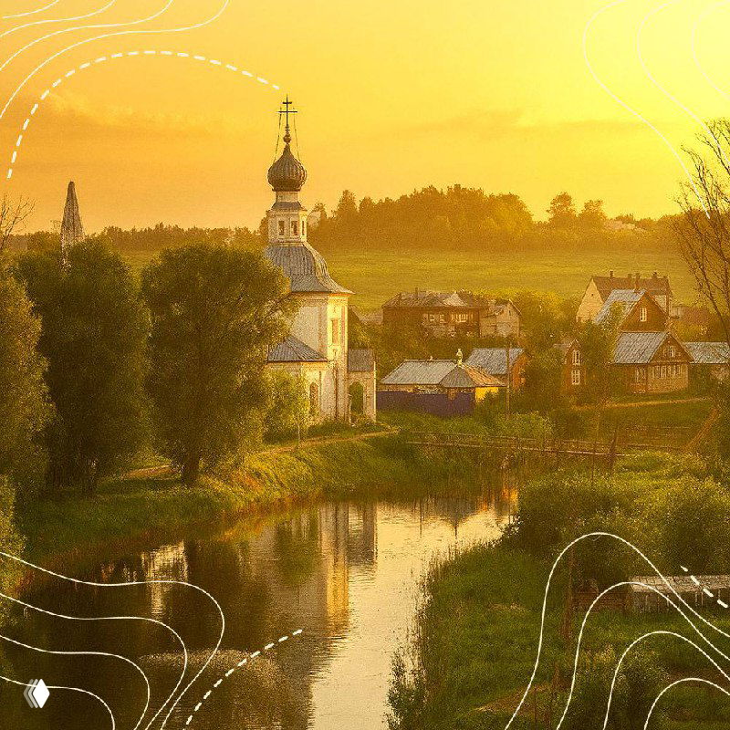 Пейзаж старинного русского села у реки с церковной колокольней на закате — атмосферный вид Владимирской области.