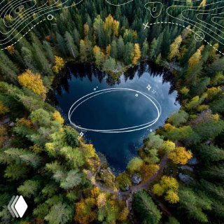Вид с дрона на тёмное сердцеобразное озеро среди осеннего леса с графической белой разметкой вокруг воды, подчёркивающей форму.