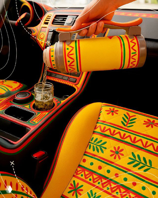 Деталь салона: термос и чехлы сидений, расписанные в филимоновском орнаменте — пример применения народной росписи в автомобиле.