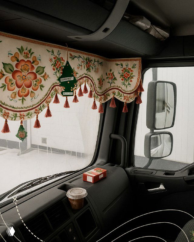 Интерьер кабины грузовика: занавеска с традиционным орнаментом, элементы декора и вид на приборную панель, создающие фольклорное настроение.