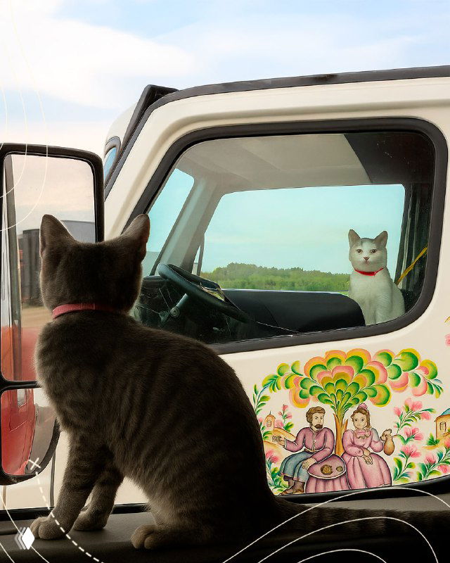 Кот внутри кабины грузовика смотрит в окно; на двери виден фрагмент традиционной росписи с людьми и растительными узорами.