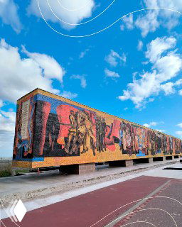 Широкий вид мозаичного панно «Радость труда» в Тольятти: протяжённая 50-метровая мозаика с яркими советскими сюжетами на открытой площадке.