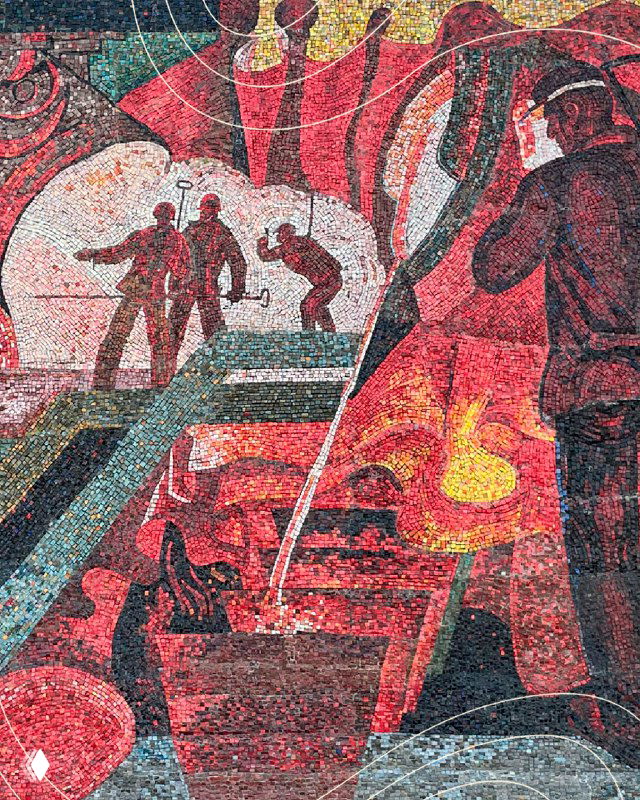 Детальный фрагмент с изображением кузницы и рабочих — мотивы индустриального инжиниринга в составе мозаичного панно «Радость труда».