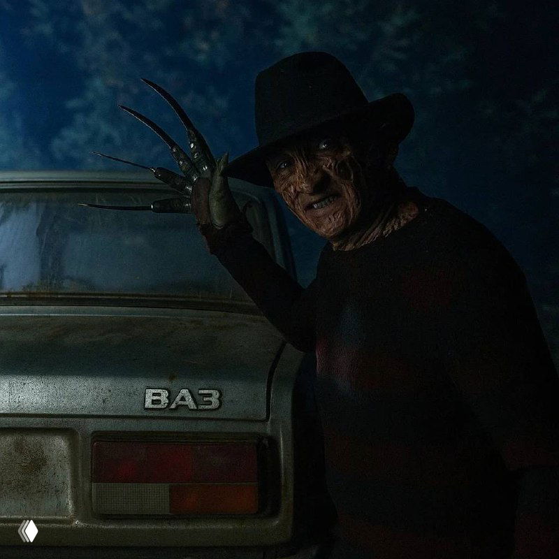 Темный кинообраз: пугающий персонаж рядом с ретро‑машиной, на багажнике видна табличка «ВАЗ», ночная мрачная сцена, хоррор‑стилизация.