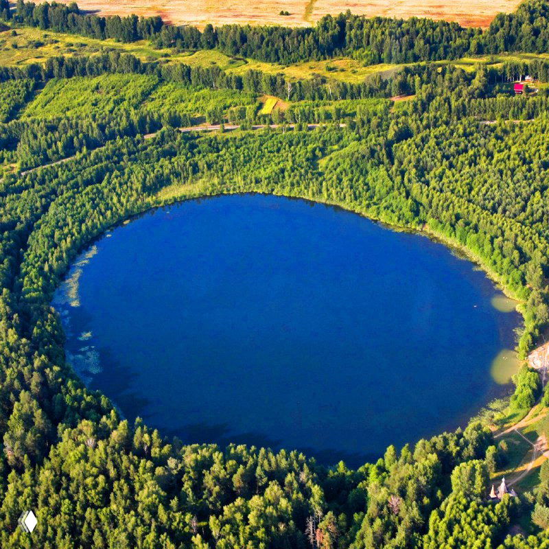 Круглое глубокое озеро среди сугубо зелёного леса — пример карстового или ледникового происхождения водоёма в центральной России.