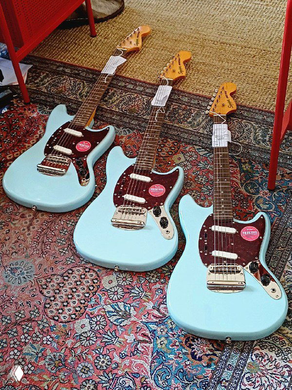 Три новенькие Squier Mustang — почти как у Кобейна