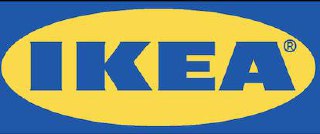 Крупный логотип IKEA на жёлтом овале и синем фоне, узнаваемый фирменный знак сети мебели, символ стабильности и культурной узнаваемости.