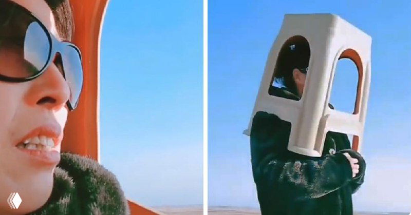 Женщина в солнцезащитных очках у моря; в соседнем кадре она держит пластиковый табурет на голове — шуточный туристический кадр.