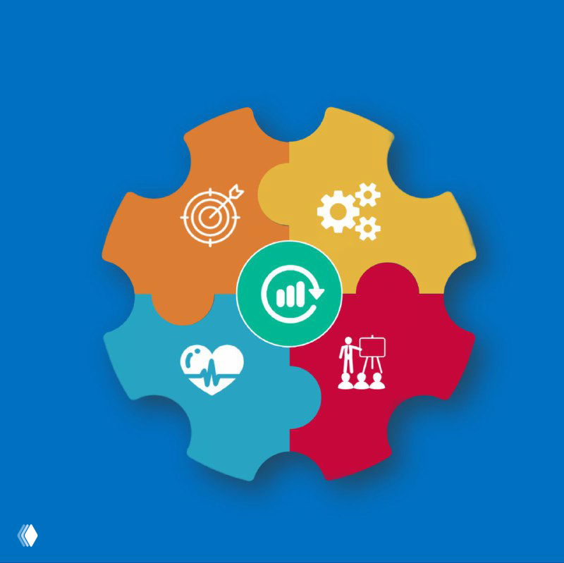 Пазл из разноцветных фрагментов на синем фоне с иконками роста, шестерёнок и баланса — символы продаж и управления.