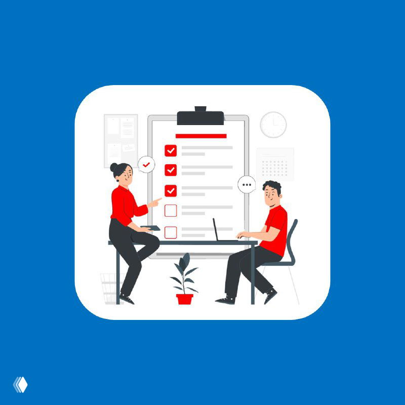 Иллюстрация: двое сотрудников в офисе за столом у большого чек‑листа; обсуждают обратную связь, задачи и выполнение показателей работы в компании.