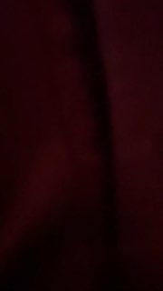 Темный и размазанный кадр близкого плана — часть сцены или одежды, снимок без явного информативного контекста с мероприятия.