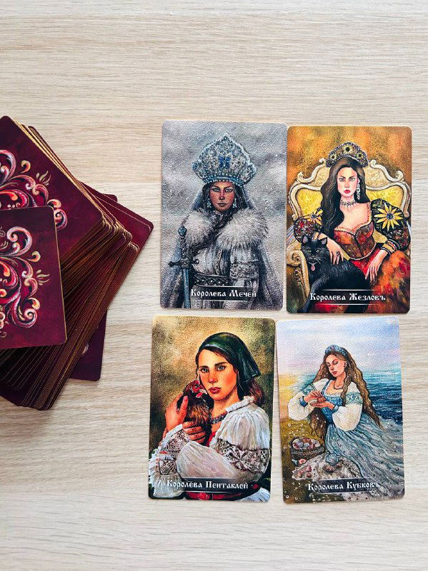 Четыре портретные карты королев в квадрате: разные образы и эмоции — именно на них автор просит обратить внимание в последнем фото.