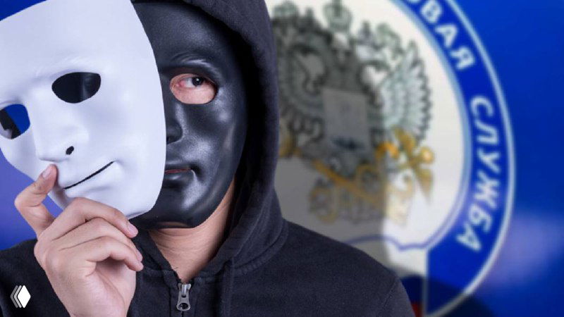 Человек в худи держит белую маску на фоне размытого герба ФНС — иллюстрация телефонных мошенников, выдающих себя за ФНС