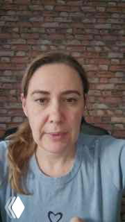 Кадр вертикального видео: женщина на фоне кирпичной стены говорит в камеру — фрагмент видеовідзыва участницы потока «Блудный Контент».