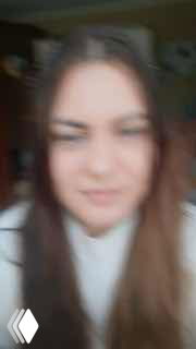 Размытый кадр вертикального видео: женщина говорит в камеру в помещении — фрагмент серии отзывов студентов потока «Блудный Контент».