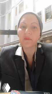 Портретный кадр женщины в платке и серьгой, снятый вертикально в помещении — часть подборки видео-отзывов о курсе автора.