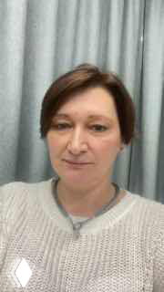 Вертикальное видео: женщина в свитере на нейтральном фоне делится впечатлениями от курса — типичный кадр отзывов о Блудном Контенте.