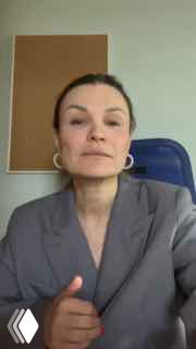 Финальный кадр подборки: женщина в пиджаке в офисе даёт короткий отзыв о пользе обратной связи на курсе Блудный Контент.