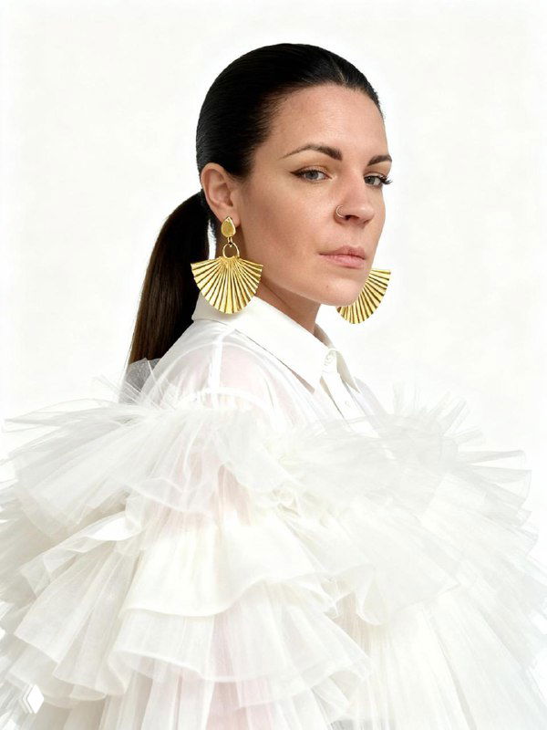 Студийный портрет женщины в белом воздухоподъёмном платье и крупными украшениями — чистый fashion-кадр высокого качества.