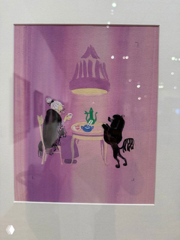 Одна из оформленных рам с детской иллюстрацией: сценка за столом с персонажами на фиолетовом фоне, выставочное стекло создает блики.