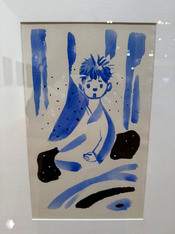 Крупный план монохромной акварельной иллюстрации ребёнка в синих тонах, экспонированной в рамке на стене галереи.